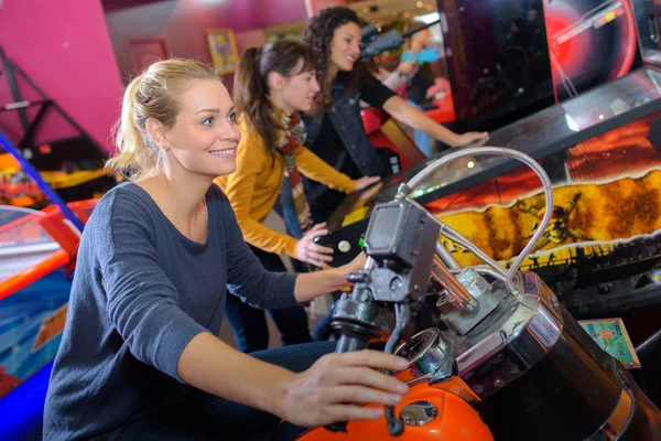 Kobieta na motocyklu arcade — Zdjęcie stockowe