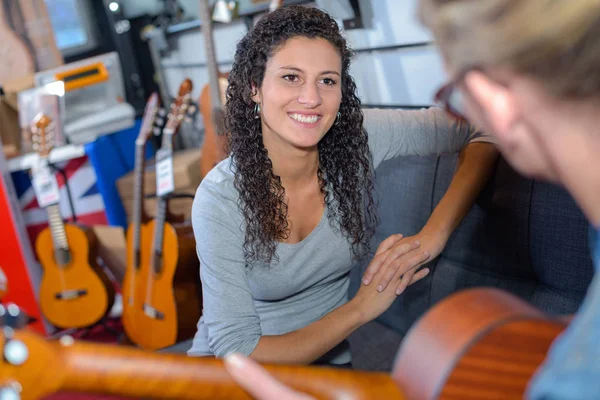 Dos mujeres, una tocando la guitarra —  Fotos de Stock