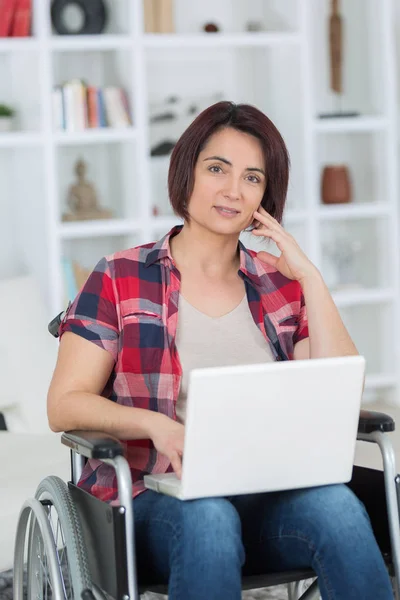 Behinderte Mädchen mit Laptop — Stockfoto