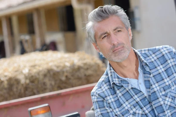 Man transporting hay and transport — Stock Photo, Image