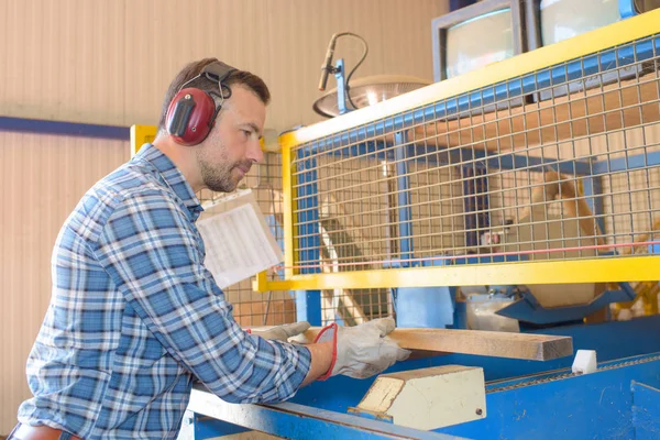 Timmerman op het werk en timmerman — Stockfoto