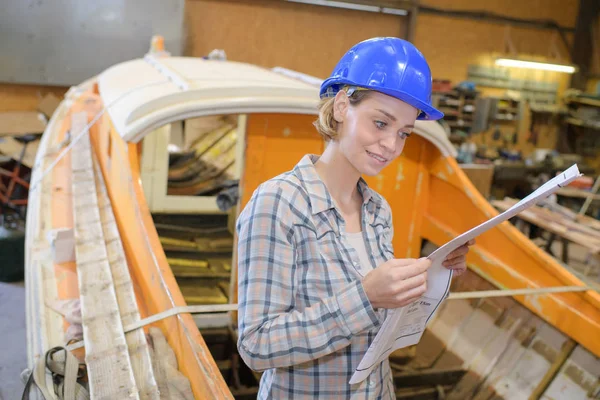 Femme dans le chantier naval et bateau — Photo