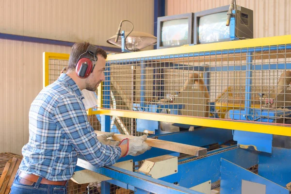 Tischler sägt mit alter Präzisionsmaschine Holzbohlen — Stockfoto