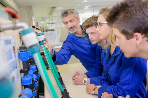 Professor de artesanato com alunos — Fotografia de Stock