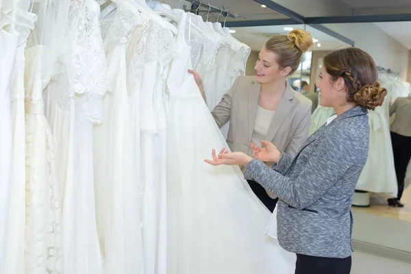 Donna guardando abiti da sposa — Foto Stock