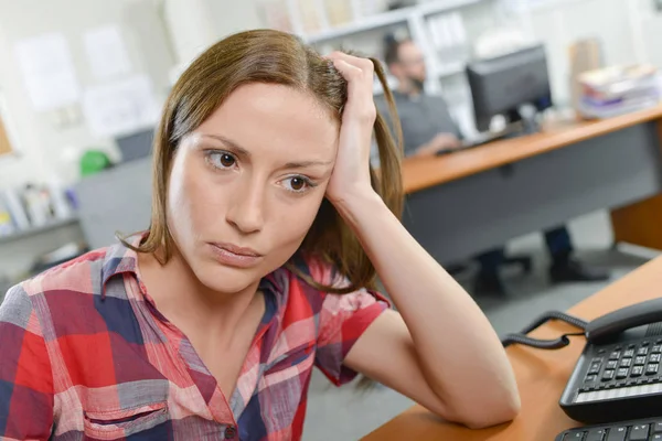 Mujer infeliz en el escritorio —  Fotos de Stock