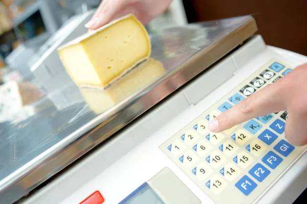 Vážení sýrů na elektronické váhy — Stock fotografie