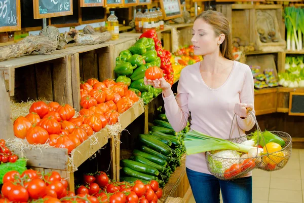 Donna che sceglie pomodori e donna — Foto Stock