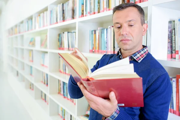 Uomo che legge libro e uomo — Foto Stock