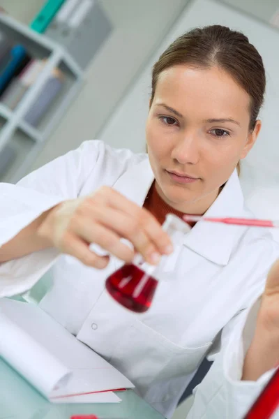 Immagine di una donna attraente che sperimenta in laboratorio — Foto Stock