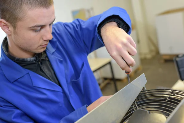 Smontare un apparecchio e lavorare — Foto Stock