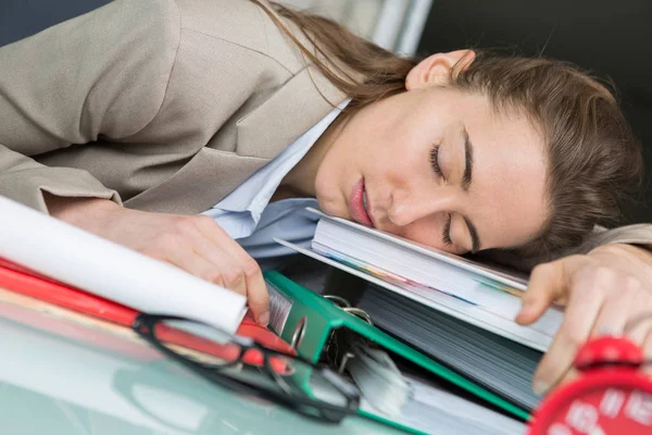 Mujer de negocios cansada durmiendo en el escritorio —  Fotos de Stock