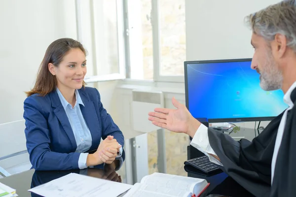 Judge talking to client in office — Stock Photo, Image
