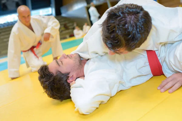 Homem detido no chão em Judo — Fotografia de Stock