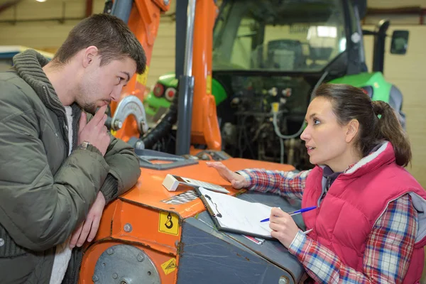 Contrato de arrendamiento del tractor —  Fotos de Stock