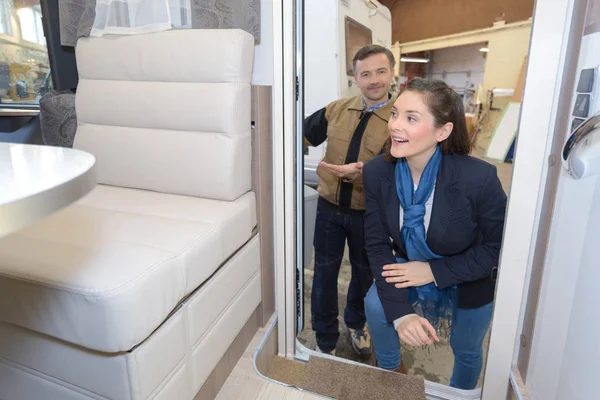 Vrouw op zoek binnen een camper — Stockfoto