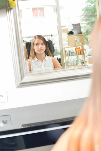 Vrouw te wachten om haar haren knippen — Stockfoto