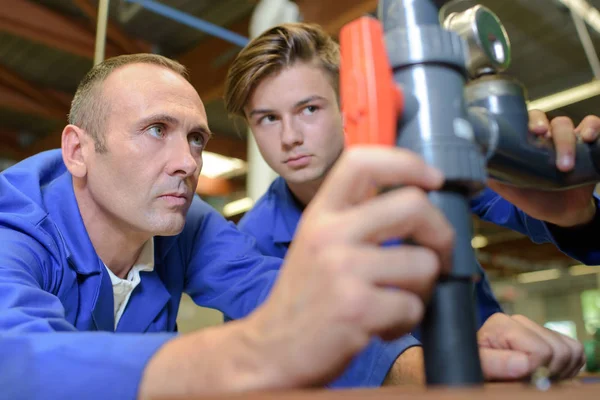 Professor und Student im Handwerksunterricht — Stockfoto