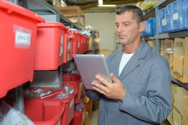 Trabajador de almacén usando tableta — Foto de Stock