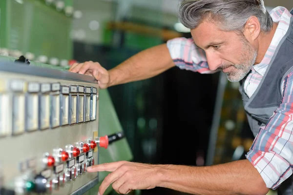 Een knop in te drukken en aan te passen — Stockfoto