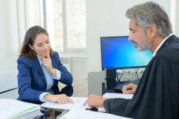 Advokat med domare och domare — Stockfoto