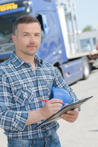 Retrato do condutor do camião com prancheta — Fotografia de Stock