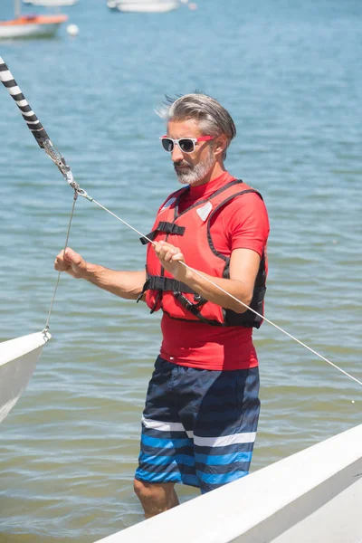 Entrenamiento profesional de hombre de agua en el lago con catamarán —  Fotos de Stock