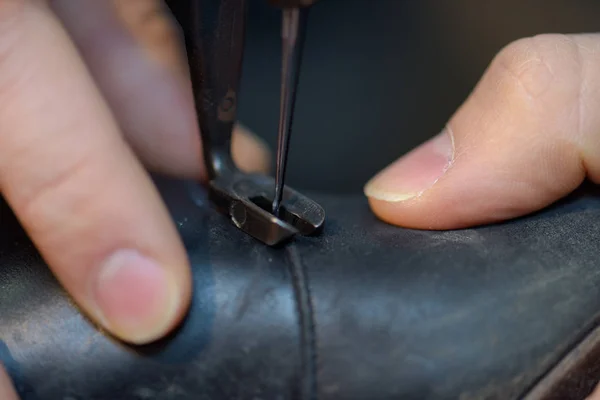 Fecho do sapato sendo costurado Imagem De Stock