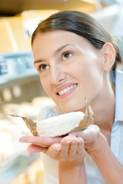 Senhora cheiro aroma de queijo — Fotografia de Stock