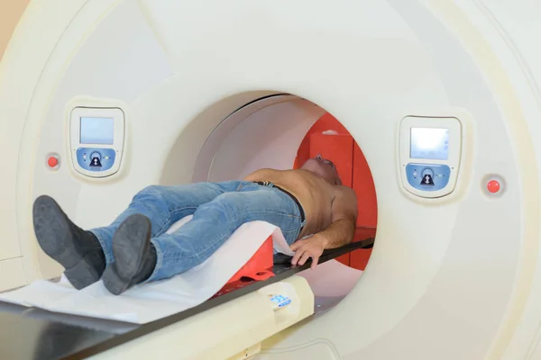 Patient under MRI examination — Stock Photo, Image