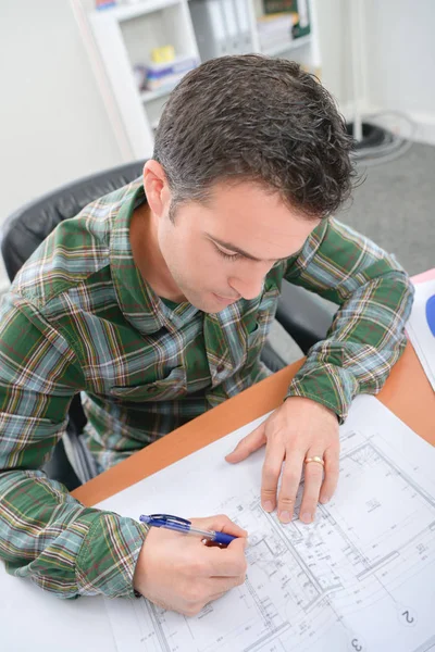 Homem trabalhando em desenhos em escala — Fotografia de Stock