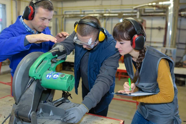 Student in de smederijen klasse met cirkelzaag — Stockfoto