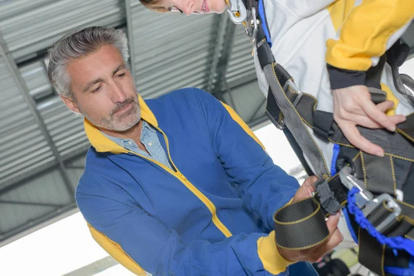 Correas de fijación del instructor de paracaidista —  Fotos de Stock