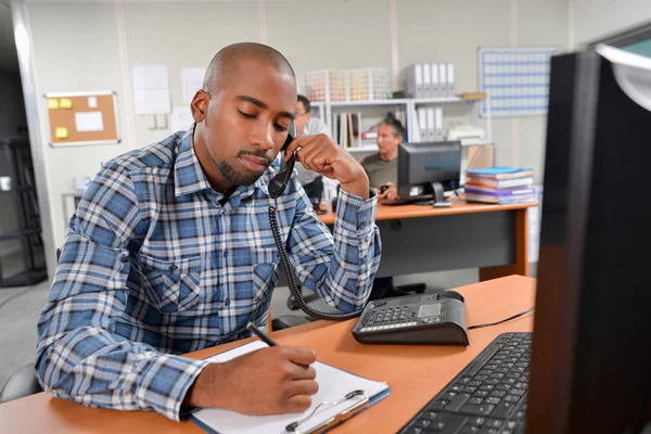 Notizen während eines Telefonats machen — Stockfoto