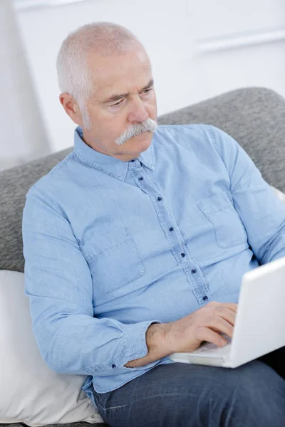 Volwassen man ontspannen thuis op een witte achtergrond — Stockfoto