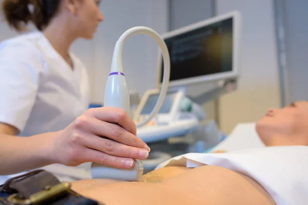 Woman having ultrasound and woman — Stock Photo, Image