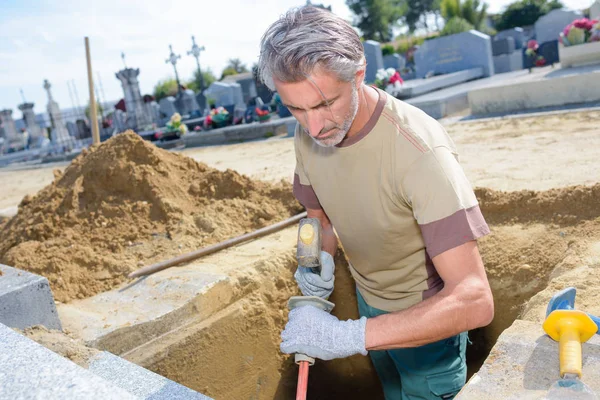 Man digging a grave — Stock Photo, Image