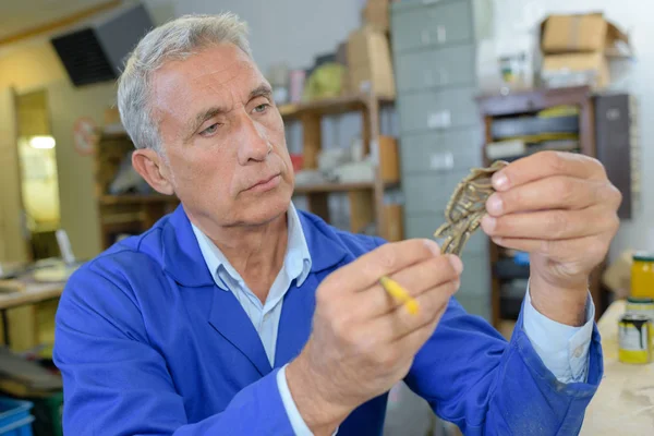 Hombre examinando su creación — Foto de Stock