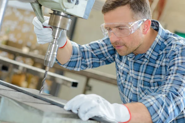 Metallbohren und männlich — Stockfoto