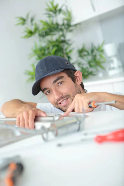 Retrato de fontanero instalando fregadero en cocina — Foto de Stock