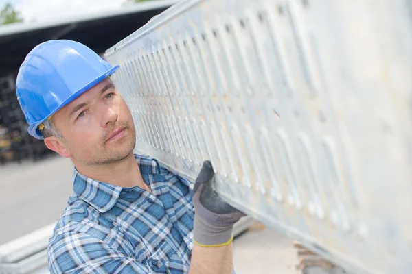 Homem transportando plataforma andaimes — Fotografia de Stock