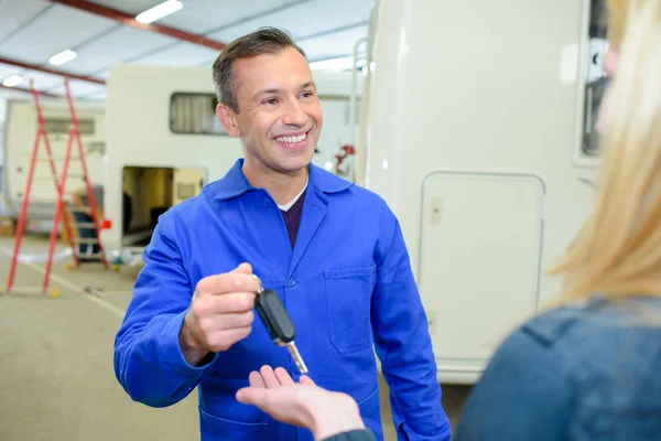 Camper van vaststelling en klaar — Stockfoto