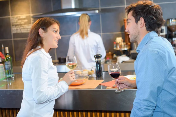 Coppia al bar del ristorante — Foto Stock