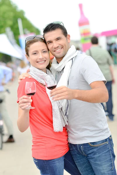 Pareja disfrutando del vino al aire libre — Foto de Stock