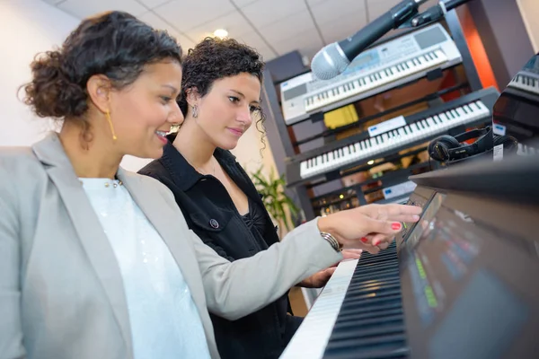 Der Tastaturladen und die Boutique — Stockfoto