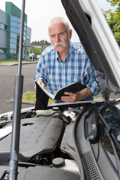 Älterer Mann wartet sein Auto zu Hause — Stockfoto