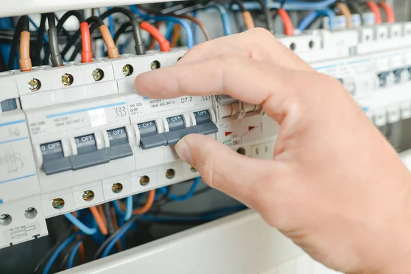 Bir fusebox ve etkinliği denetleme — Stok fotoğraf