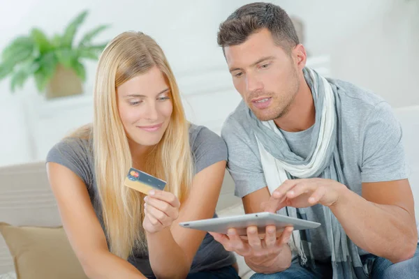 Shopping on-line using tablet computer — Stock Photo, Image