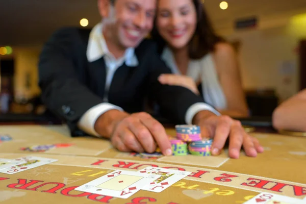 Couple jouant à la table de casino — Photo