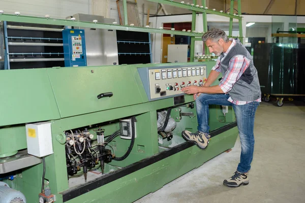 Homem montando máquinas de fábrica — Fotografia de Stock